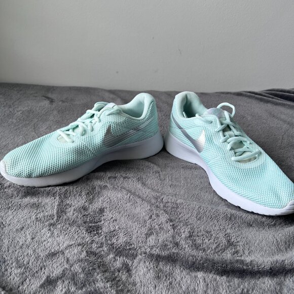 Nike Revolution 7 Easyon Shoe in Barley Green/White/Metallic Silver Size 9.5 - Picture 6 of 8